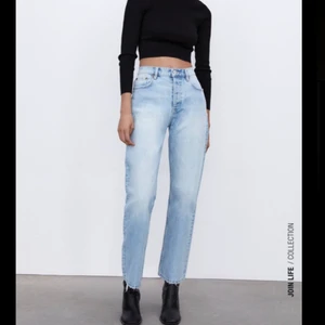 High-rise straight jeans Zara  - Ett par jätte fina Zara jeans som jag älskar! Men tyvärr blev förr små:( Storlek 34 men är strechiga så kan passa 36. 