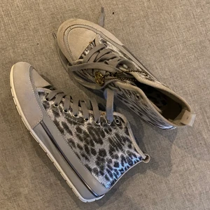 Oanvända skor ifrån NOVITA - Oanvända skor i storlek 37! Skorna är ifrån NOVITA. Nypris 1299kr