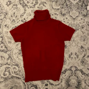 röd stickad tröja - superfin tröja i vintage modell som är köpt på beyond retro! storlek xs-s skulle jag säga :) 