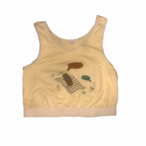 croptop - Gulligt gult retrolinne/croptop med lite söta detaljer på framsidan.💛🌻