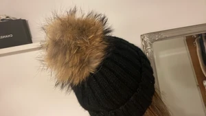 Mössa pälsboll - Mössa i använt skick med pälsboll i äkta päls uppe på