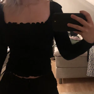 Topp med smock - Fin topp från nakd med smock som gör att den framhäver kurvor och är även väldigt stretchig, är storlek xs men passar även s. 