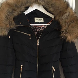 Roco baroco jacka  - Roco baroco jacka. Strlk 36. Köptes för ca 2000 från holmlunds. Säljer för billigt då jag har ny jacka och den inte får någon användning. Kan ordna spårbar frakt för 99kr extra<3 skriv för fler egna bilder💕