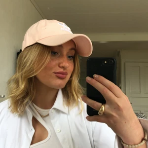 rosa keps - säljer min fina keps jag tyvärr inte får användning av till min garderob. extremt smickrande färg som ni ser 😍 superfin till guld och att matcha till classy streetstyle.