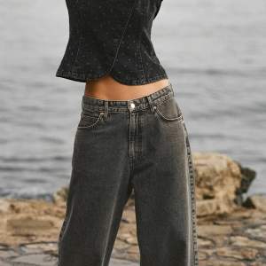 Söker stl 36-38 av dessa jeans från Gina Tricot som var ett samarbete med HannaMW.