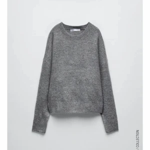 Grå Stickad tröja Zara - Säljer denna fina från zara. Använd superfå gånger och den är i storlek M. Jättmjukt material. Originalpris låg på 359!💕💕