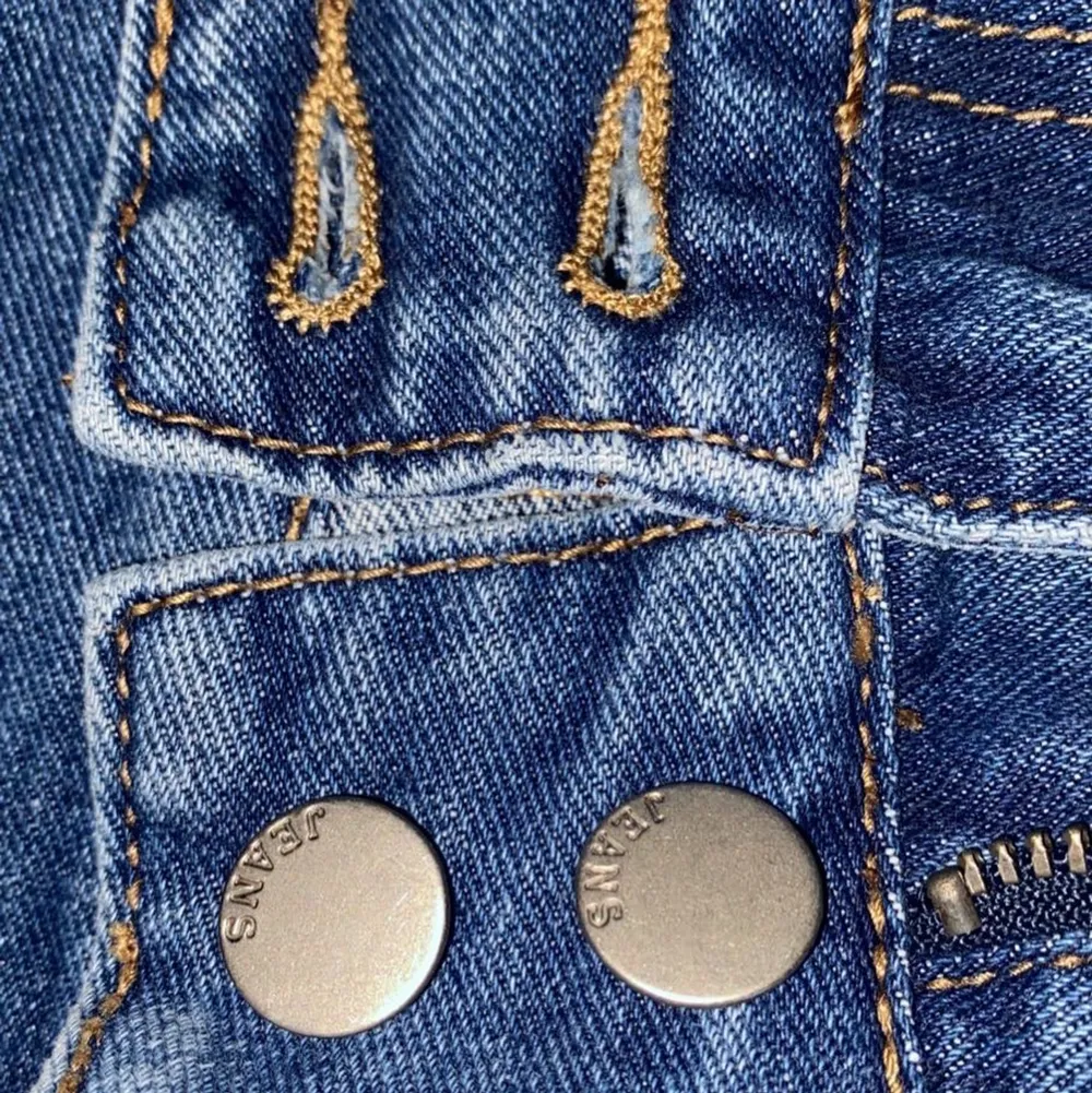 Lite mörkare blå jeans från SHEIN i storlek S. Säljer för dom inte riktigt är min stil. Sitter bra på mig som är 163. Aldrig använda bara testat. Nypris = 249kr. Jeans & Byxor.