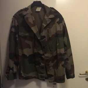 Militärgrön jacka  - Snygg militärjacka, skulle säga passar typ alla storlekar, snygg med en varm tröja under