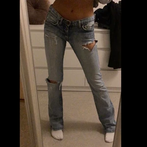 Vitange replay bootcutjeans med lowrise - Ljusblåa lowrise jeans med hål från replay !! Storlek W25 L32 men är ganska långa på mig som är 164 som man ser på bilden. Köptes för runt 1000kr