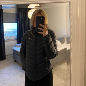 Peak performance jacka - En jättefin peak performance jacka i svart. Den är i jätte bra kvalite och knappt använd. Det går att spänna in och ut på sidorna och justera så det passar dig!! Den är köpt för ungefär 2500kr. Den har ett hål som inte syns i fickan.