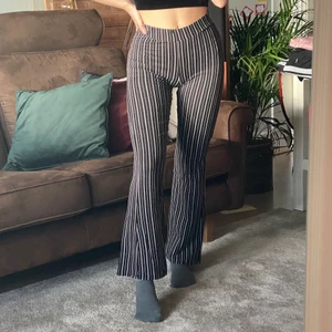 Utsvängda byxor - Jättesköna stretchiga byxor från Gina i storlek XS. Har sytt upp dem så de passar perfekt på dem som är 160 cm. Använda men fortfarande i bra skick, säljer för 50 kr, köpare står för frakten. 💖