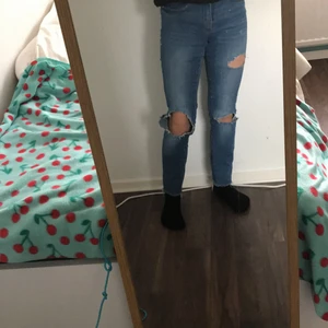 Jeans - Snygga mom/boyfriend jeans från Gina tricot i modellen Emma. Använd ca 3 ggr men är i ett fint skick. Storlek 36 vilket passar XS-S!