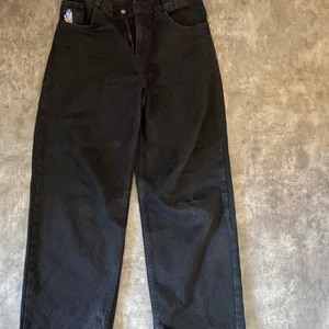 Polar Skate Co 93 denim 30x32 - Använda fåtal gånger men töjning längst ner där bak på grund av att de har varit för långa