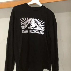 Skjorta Urban Outfitters - Köpt på urban outfitters, bilden är ”reflex” material. Storlek S men Unisex modell så rätt oversized