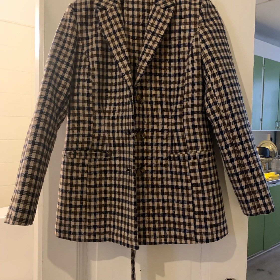 Rutig kavaj med bälte 