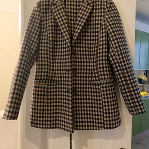 Rutig kavaj med bälte  - Nyskick, använd fåtal gånger. 