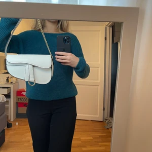 Vit handväska - Säljer denna fina handväska eller axelväska, fint skick. Från Nelly
