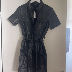 Läderklänning - Nypris 699, helt oanvänd