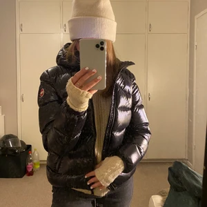 Vinterjacka colmar - Funderar på att sälja min superfina vinterjacka från Colmar. Den köptes på Boozt hemsida förra vintern, fortfarande i jättefint skick. Hel och ren - utan några defekter! Köpte den från barn-/ungdomsortimentet men passar mig som vanligtvis bär storlek S. Digitalt kvitto finns🥰