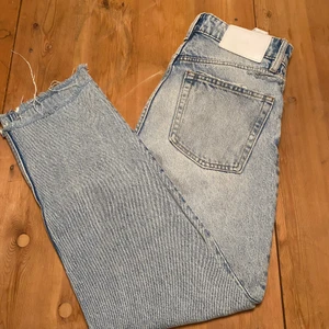 Jeans i storlek 34  - Super snygga jeans från zara med knapp öppning. 