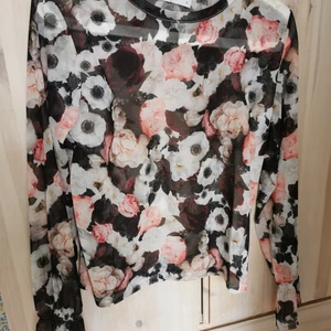 Blommig blus från Na-kd strl S - Blommig tunn blus från Na-kd i strl S.            Köparen står för eventuell frakt, skickar med billigaste alternativet eller annat enligt önskemål ☺️