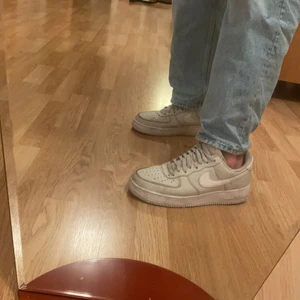 Nike air force 1 beige - Säljer mina gamla air force 1, använder inte längre då köpt nya men de är fortfarande fräscha, använde i 1 månad ungefär så hyfsat nya, väldigt bra skick för att vara begagnade