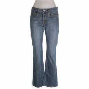 J.Lindeberg denim jeans, lågmidjade - Asballa unika vintage lågmidjade jeans!! Jag köpte dessa verkligen skitsnygga lågmidjade jeans från J.lindeberg second hand för 600kr men har inte använt dem eftersom de inte passade och har därför ingen bild på dem på. De är alltså helt oanvända av mig. Jag är 165-167cm lång. Frakten betalar köparen om du bor i innerstan eller väster om Stockholm kan jag mötas💕