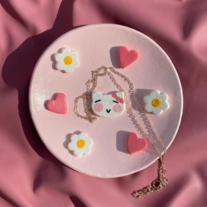 Hello Kitty smyckeskål ✨💮 - Helt handgjord skål som är formad av lera 🍃 Det går även att beställa skålar med andra färger, former och mönster ✨ 