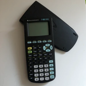 Texas instrumental - Säljer mina nya Texas instrumental ti-82 grafräknare. Köpte den ny för 750kr. Den är i fint skick och är knappt använd och funkar jätte bra och inga defekter. 4st aaa batterier medföljer. Frakt ingår i priset.