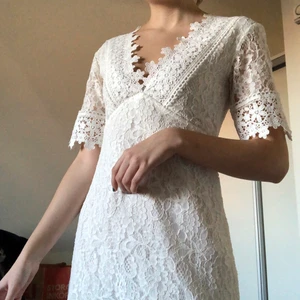 Vit klänning - Väldigt bra skick då den endast är använd en gång (skolavslutning i 9an) och hängt i garderoben sen dess!🥰 Passar xs/s. Dragkedja i ryggen. Passar perfekt till student/skolavslutning! Katt finns i hemmet. Köparen står för frakten.
