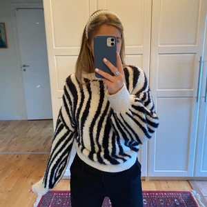 Stickad tröja  - Stickad tröja från BikBok, nån lös tråd som syns på bilderna, köpare står för frakt 