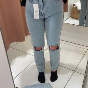 Jättefina jeans från GinaTricot, använt Max 3-4 ggr. Fortfarande som nya. Tröttnat på dem därför jag vill sälja, sitter fint på mig som är ca160cm lång. Köpta för 500kr säljer för 250kr +frakt