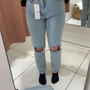 Jeans från GinaTricot  - Jättefina jeans från GinaTricot, använt Max 3-4 ggr. Fortfarande som nya. Tröttnat på dem därför jag vill sälja, sitter fint på mig som är ca160cm lång. Köpta för 500kr säljer för 250kr +frakt