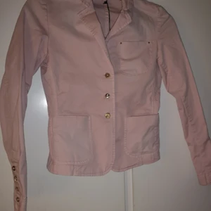 Rosa kavaj från Jfour XS  - En helt ny kavaj med prislapp kvar. Ljusrosa i stl XS helt nypris, 2449.