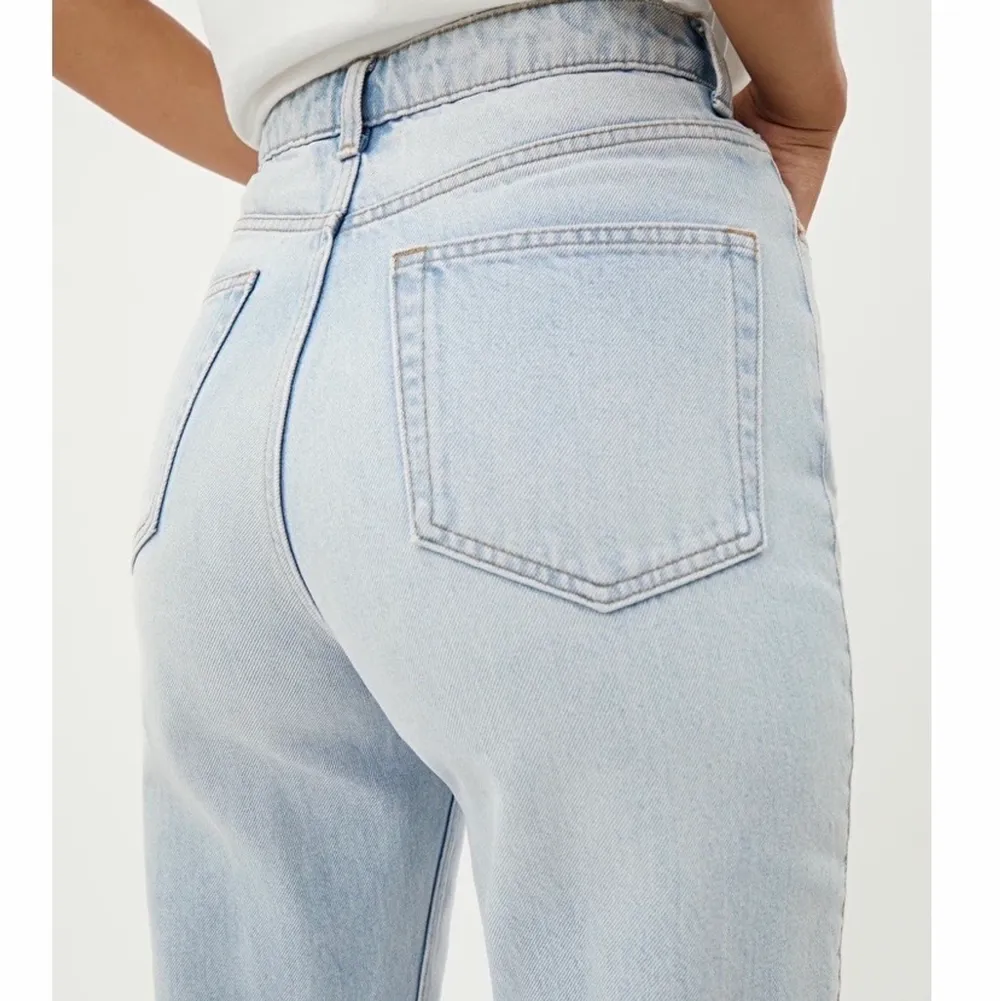 Ljusblåa jeans från weekday i modellen Rowe. Sparsamt använda i väldigt bra skick.. Jeans & Byxor.