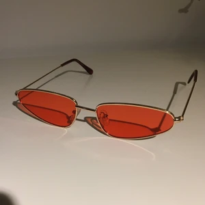 Röda solglasögon  - Röda avlånga solglasögon med guldbåge