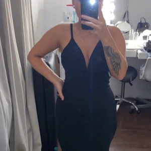 Svart klänning  - Svart elegant  klänning. Köpt på zalando, använd endast en gång. Storlek 34, men kan passa en 36. Säljer för 350kr. (Kan skicka valde bilder + video, då klänningen inte får sin rättvisa här) 