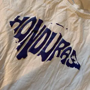 Vit t-shirt med trycker Honduras på! Vet inte vart jag köpt med rätt cool