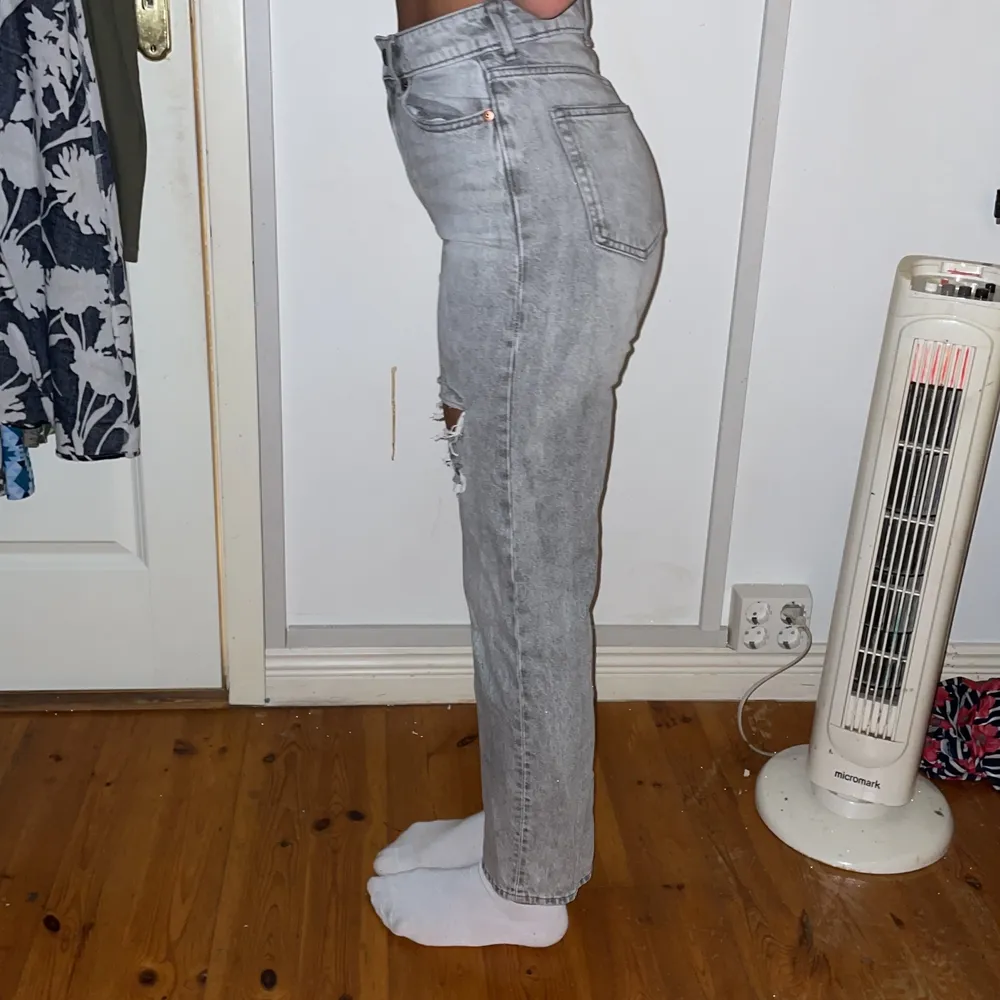 Helt nya byxor från Hm. Slutsålda överallt. Köpt för 360 säljer för 250. . Jeans & Byxor.