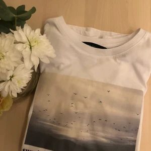 T-shirt med tryck⚡️⚡️ - Riktigt snygg t-shirt med ett tryck på framsidan⚡️⚡️