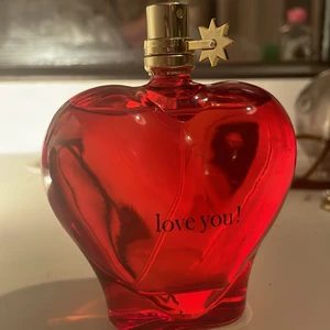 parfym - säljer denna parfym som jag endast har öppnat och luktat på. Luktar super gott och fräscht men har massor av oanvända parfymer! när jag öppna så slängde jag förpackningen men den är inte använd 40-50 kr😍🙌🙌 (köpte den för 200)