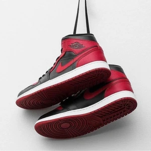 Air Jordan 1 Mid Banned 👟 - Air Jordan 1 Mid Banned 👟  Tillgänglig i storlek ⬇️  • EU37,5  • Pris: 1499kr Fri Frakt   • Vi nås genom dm för eventuella frågor eller funderingar!  • Flera bilder fås via dm  #erisneakers 