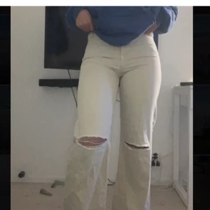 Jeans  - Säljer dessa jeans igen från Bershka som jag bytte med en tjej här på plick, men då dem tyvär va för korta på mig (då dem är uppklippta), jag är 164 och dem va korta så är man över 160 så är dem förmodligen för korta då också. 