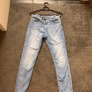 Två ljusa jeans  - Två ljus blåa jeans för barn 💙🤍