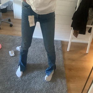 Jeans från Zara - Oanvända jeans med slits💕 säljer för 200 kr+frakt,  kom privat för fler frågor elr bilder