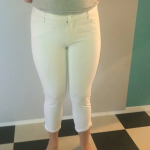 Vita ankel byxor - Lagom strechiga utan hål, priset kan diskuteras