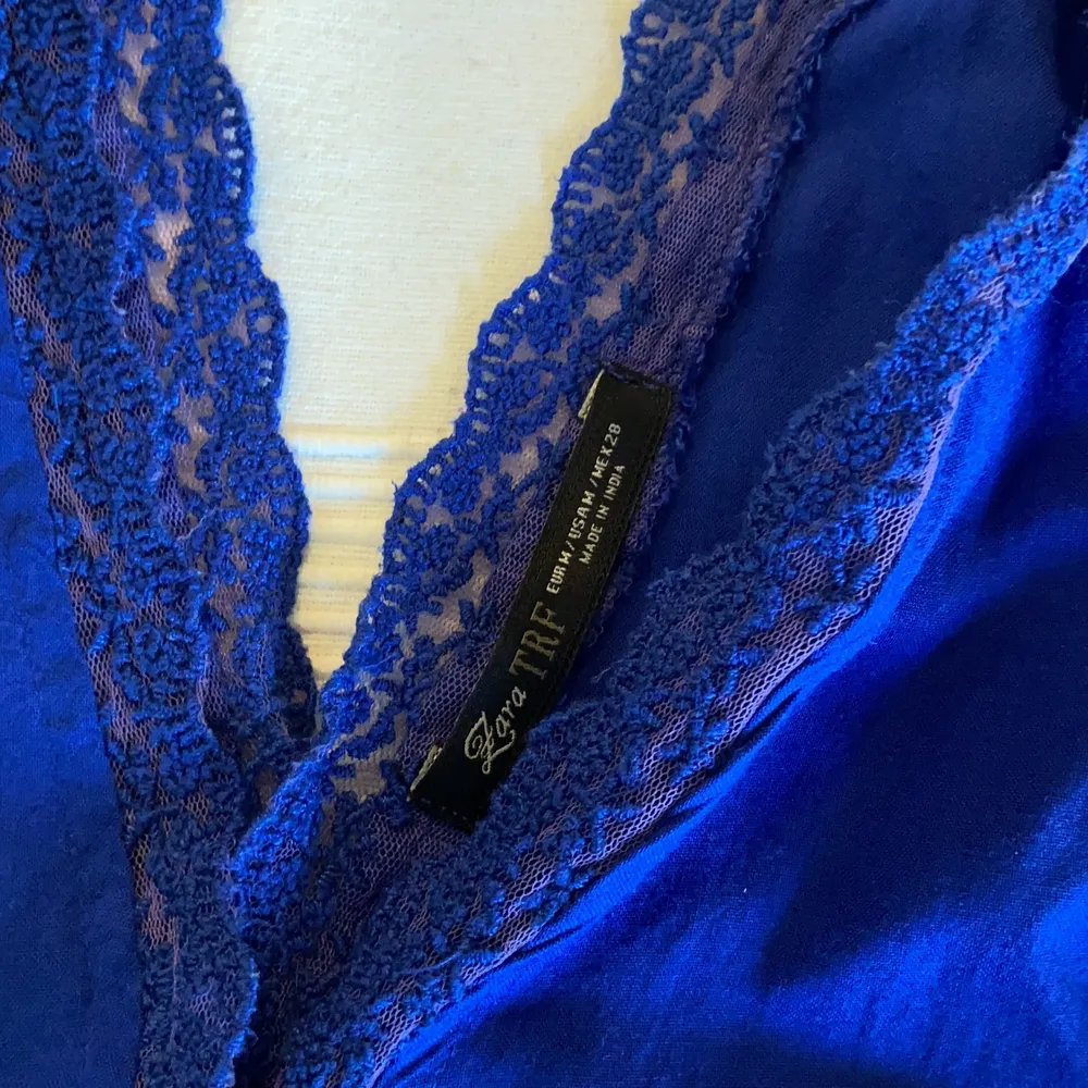 Pretty short blue dress with floral details and open back.. Klänningar.