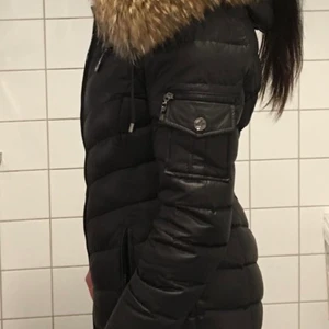 Hollies Cortina med äkta päls - Super varm o fin dunjacka med äkta päls. St.34/36