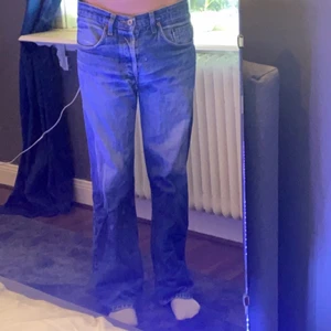 Henry choice - Henry choice jeans style 1970. Har flera knappar istället för dragkedja och dom är för stora för i midjan för mig och glider ner lite så dom är lite kortare än på första bilden, det står size 33 och  på och dom är för stora för mig som har xs 