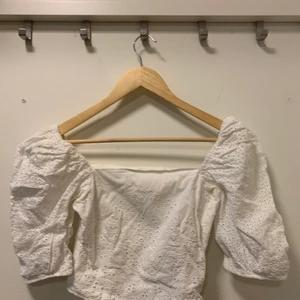 Topp med puffärm - Säljer denna vita topp med puffärmar från h&m. Superfin och passar till det mesta! 